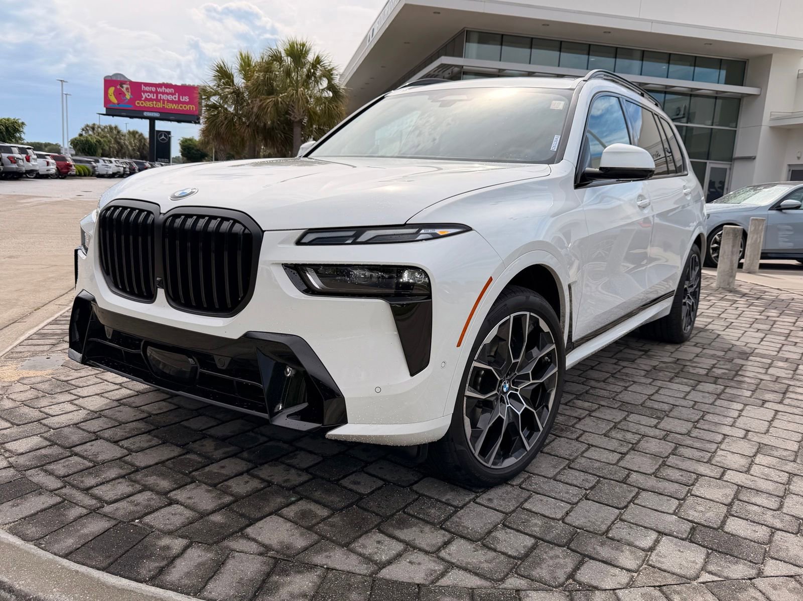 Used 2026 BMW X7 xDrive40i w/ M Sport Package AWD/4WD image 3