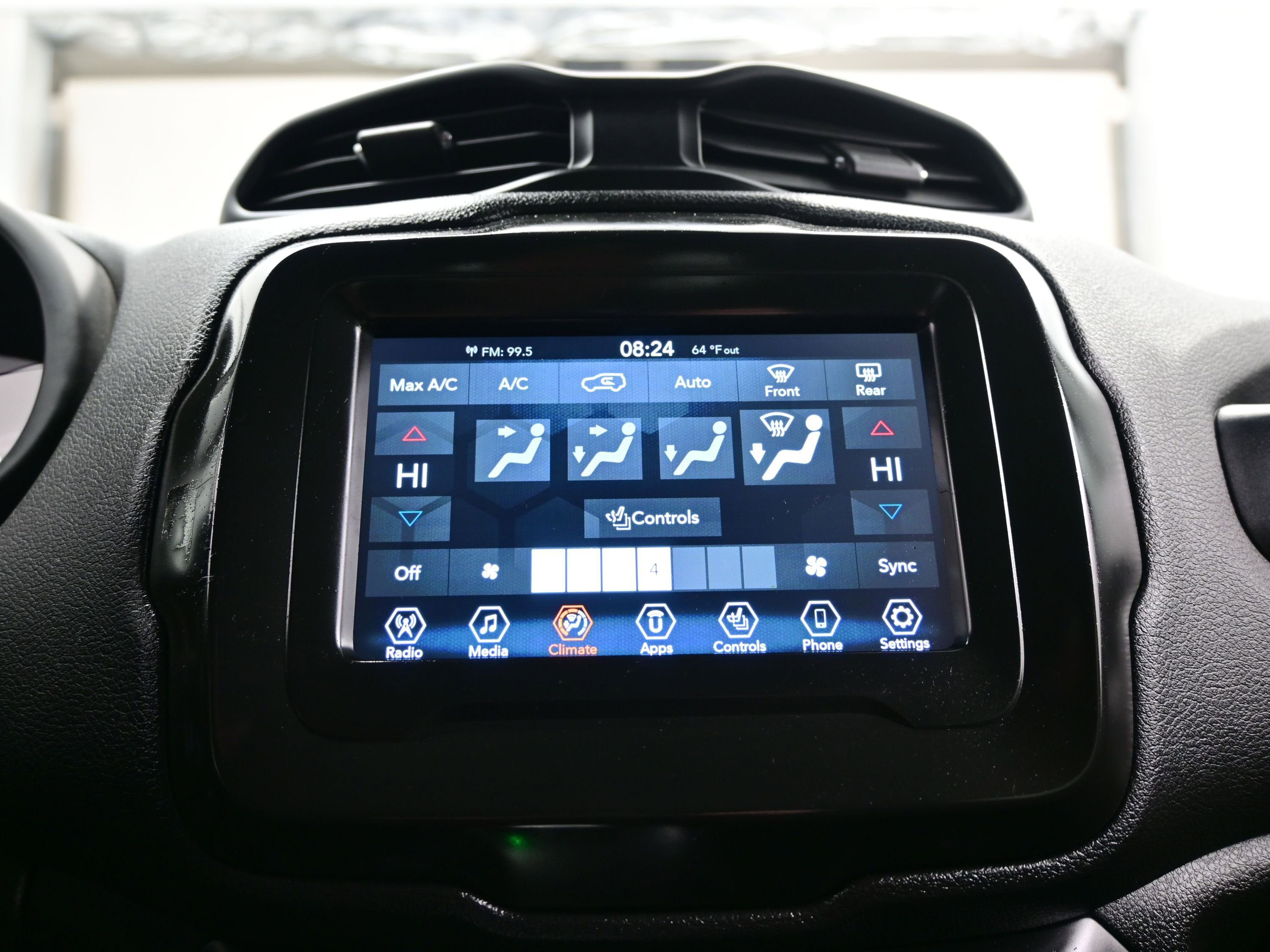 Used 2018 Jeep Renegade Latitude w/ Cold Weather Group image 17