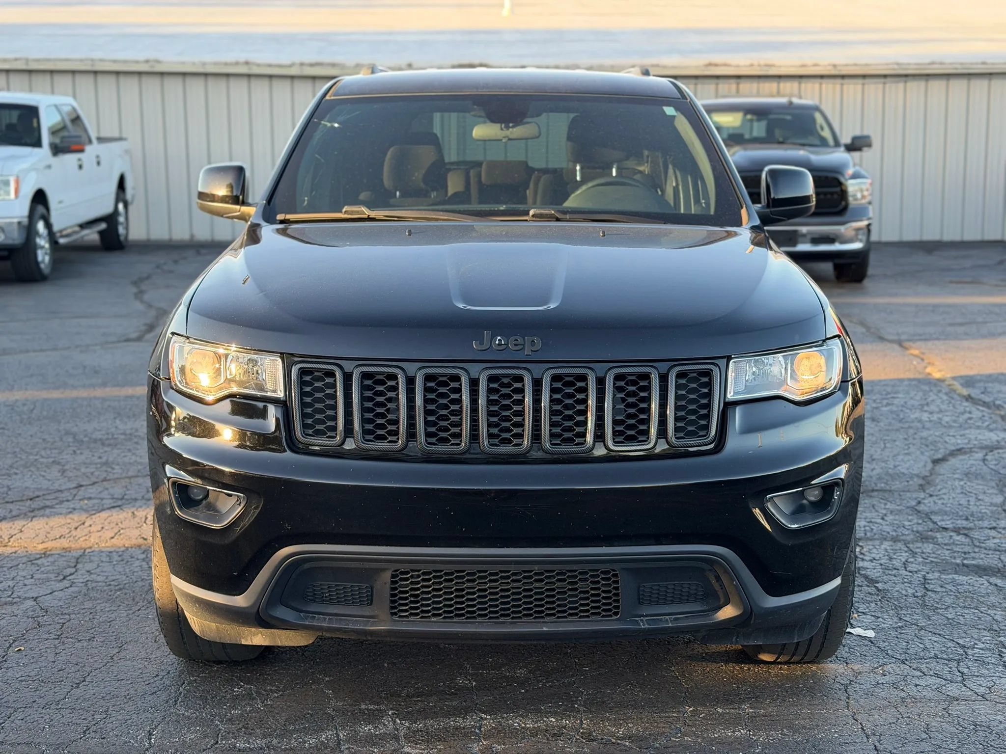 Used 2018 Jeep Grand Cherokee Laredo AWD/4WD image 2