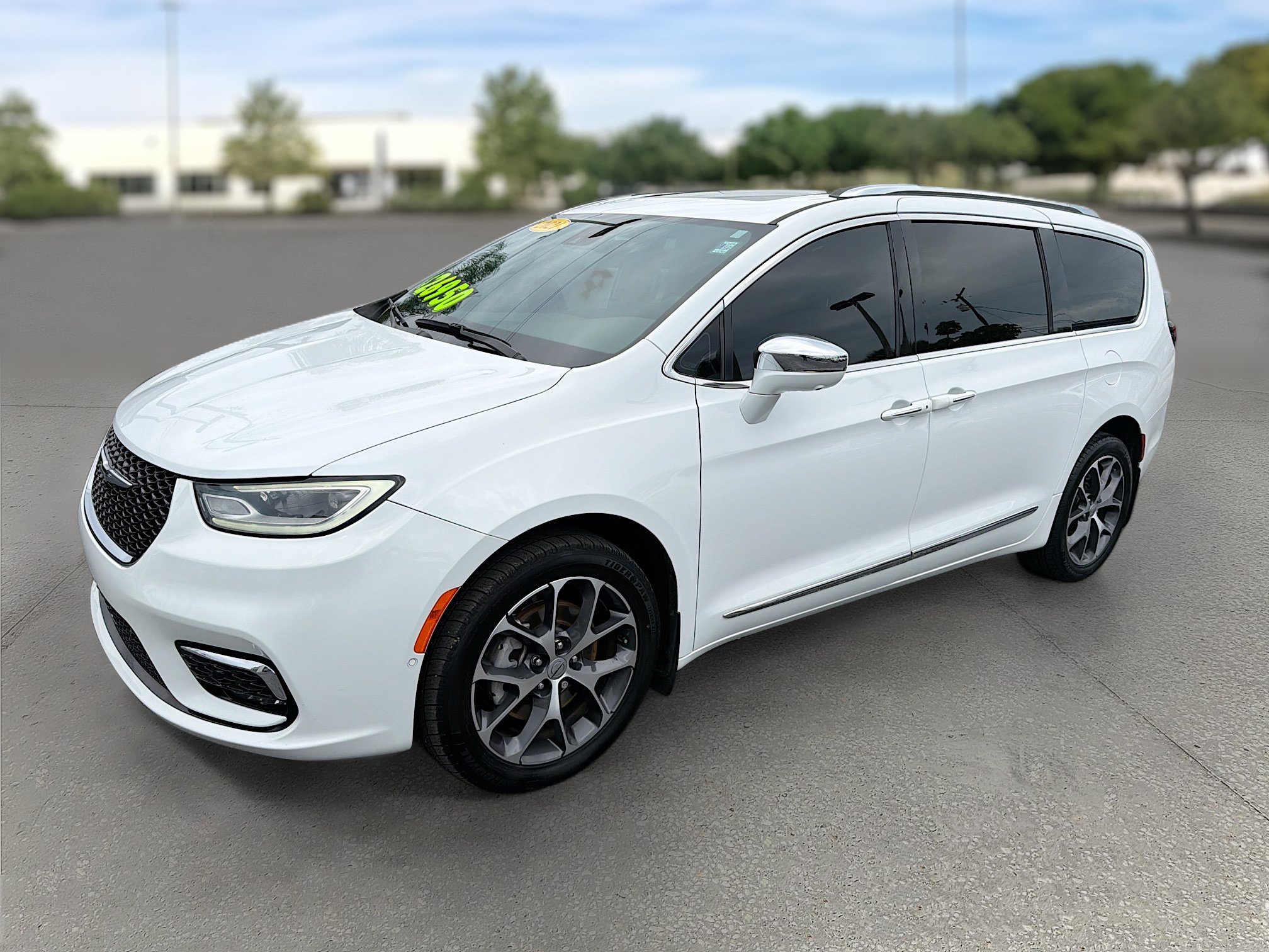 Used 2021 Chrysler Pacifica Limited w/ Uconnect Theater Family Group AWD/4WD image 3