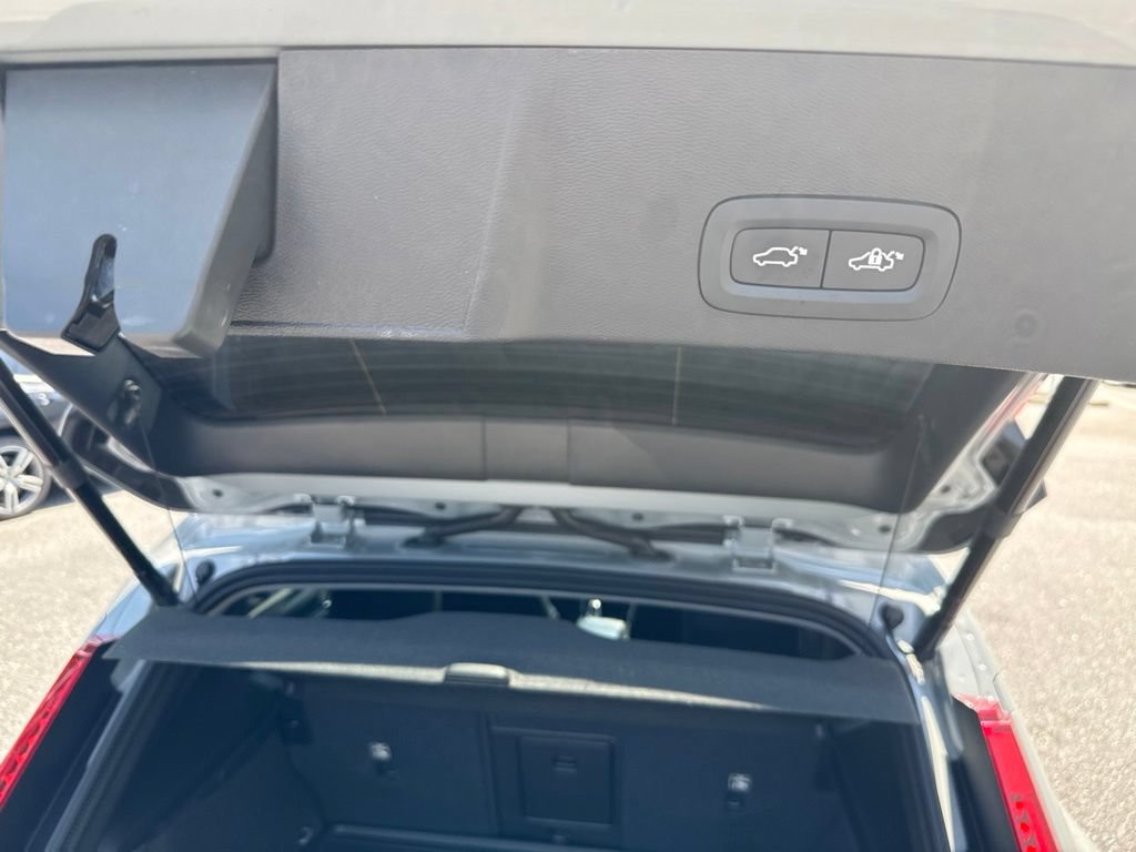 Used 2025 Volvo XC40 B5 Plus w/ Protection Package Premier AWD/4WD image 11