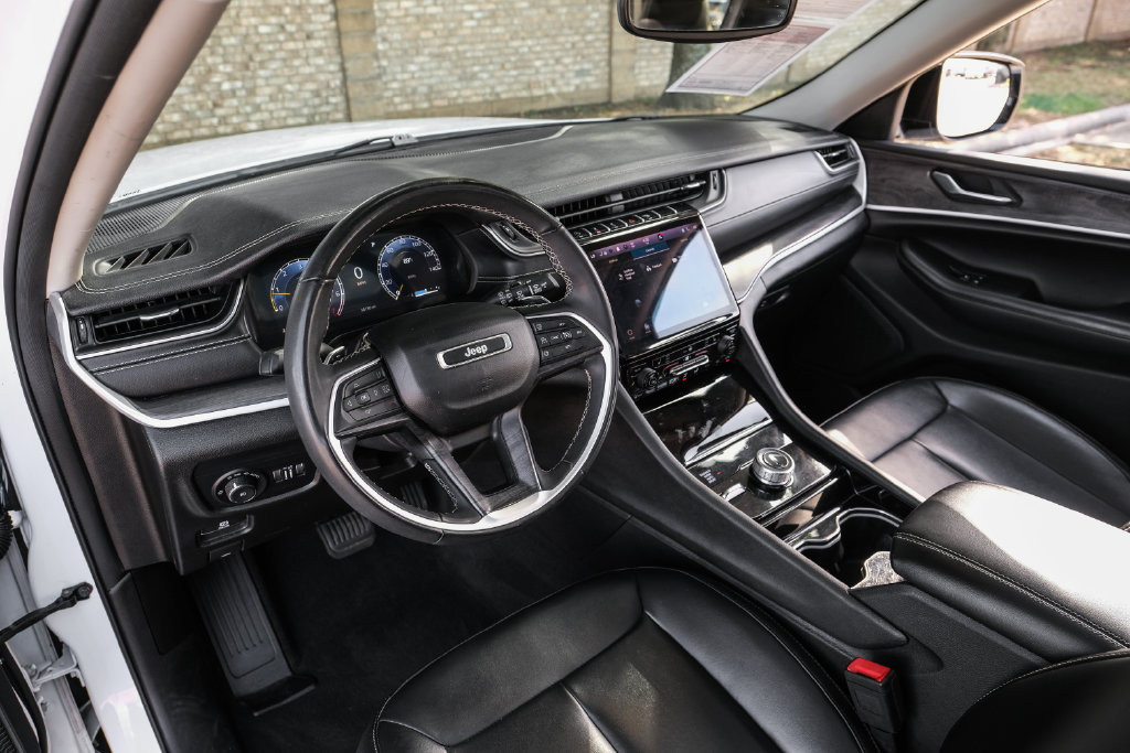 Used 2023 Jeep Grand Cherokee L Limited AWD/4WD image 4