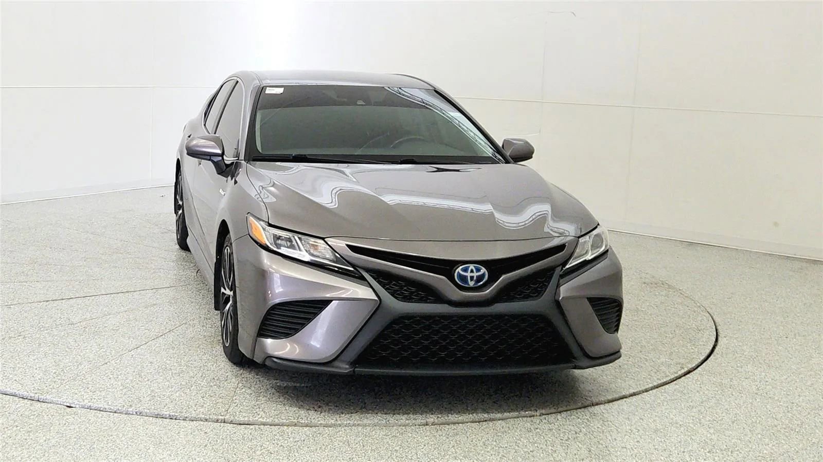Used 2020 Toyota Camry SE image 2