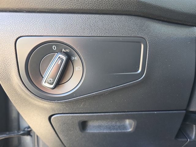 Used 2020 Volkswagen Tiguan SE image 21