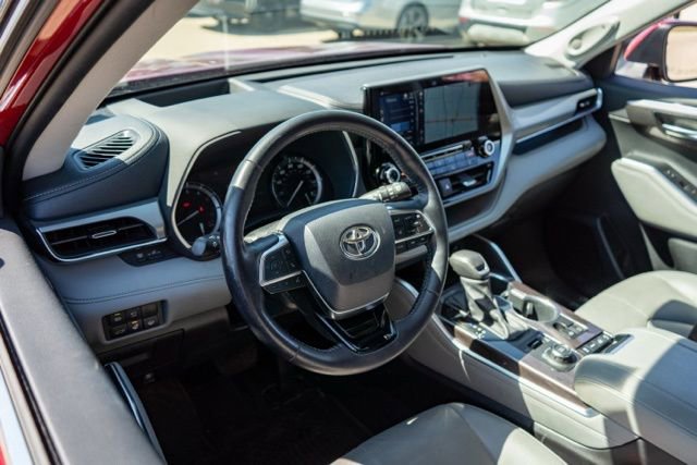 Used 2021 Toyota Highlander Platinum image 13