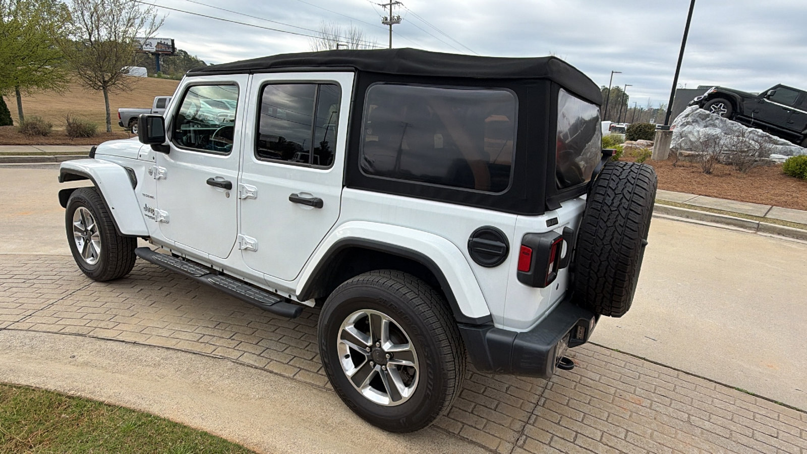 Used 2018 Jeep Wrangler Unlimited Sahara AWD/4WD image 10