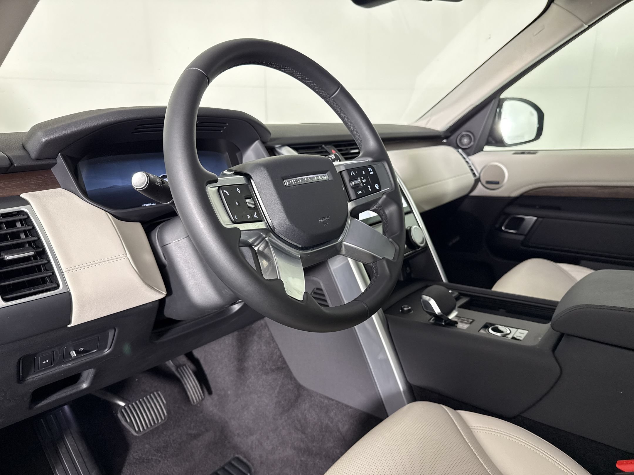 Used 2025 Land Rover Discovery S AWD/4WD image 4