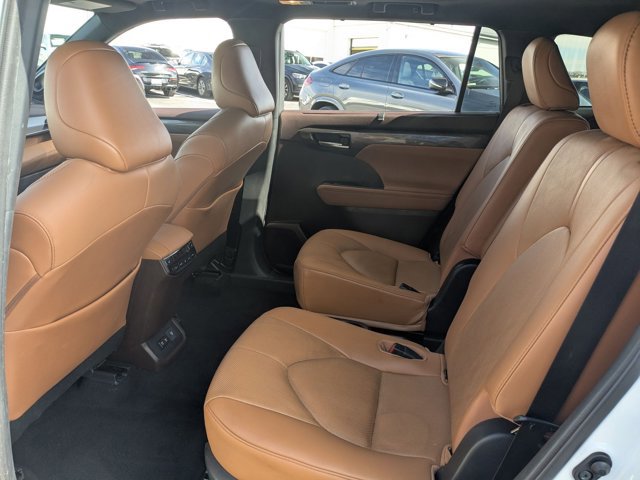 Used 2021 Toyota Highlander Platinum image 18