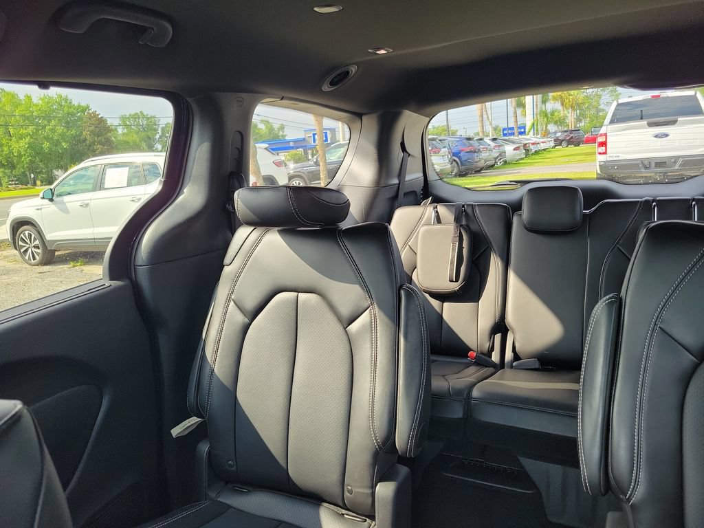 Used 2025 Chrysler Pacifica Select FWD image 15