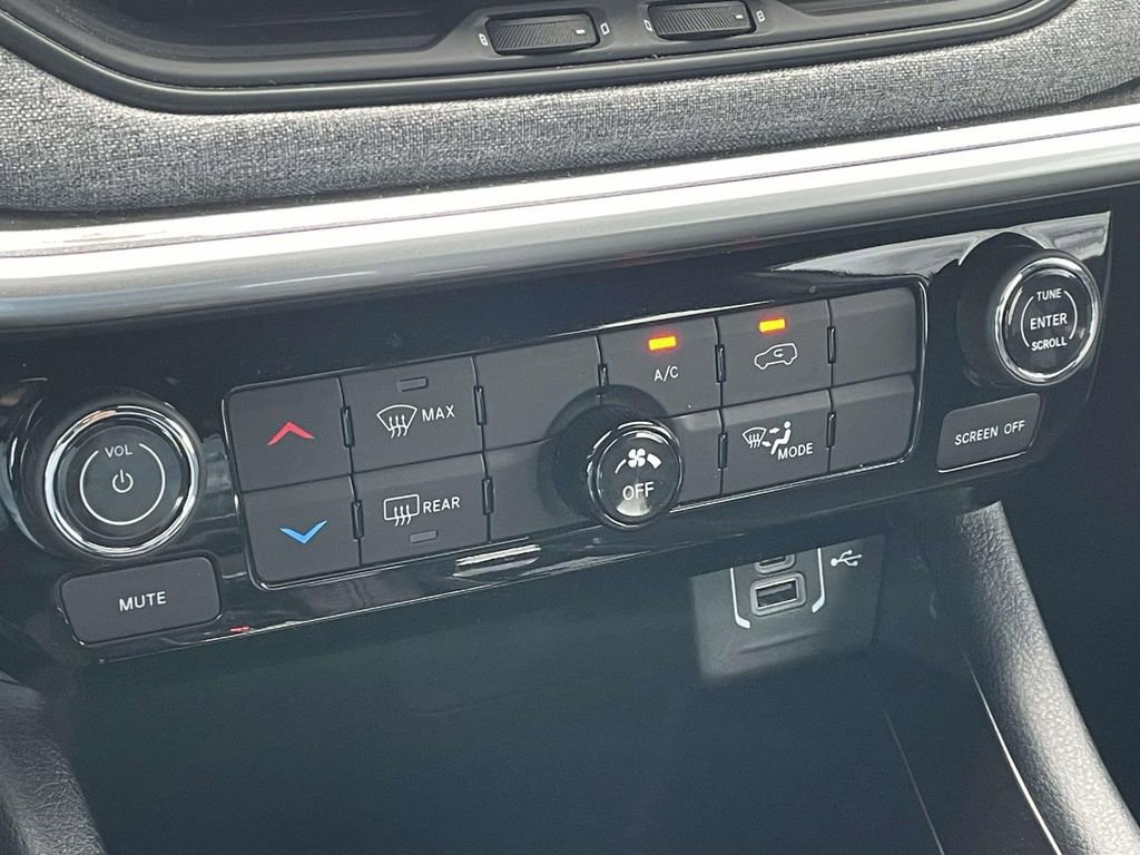 Used 2024 Jeep Compass Latitude image 27