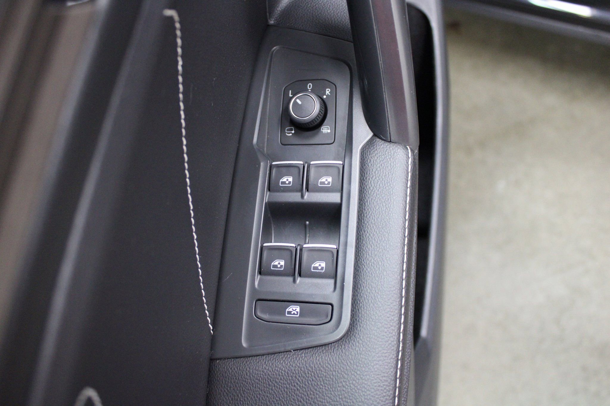 Used 2022 Volkswagen Tiguan SEL R-Line image 14