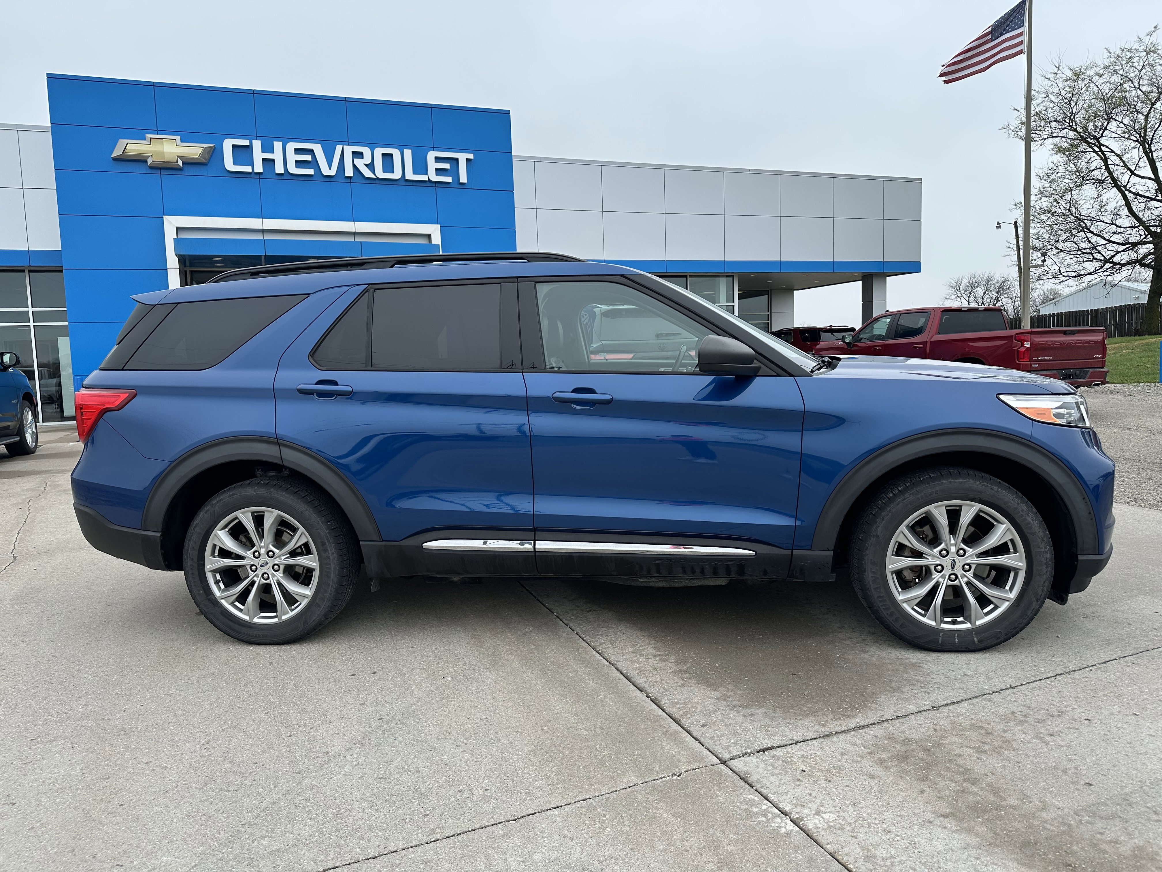 Used 2020 Ford Explorer XLT w/ Equipment Group 202A image 2
