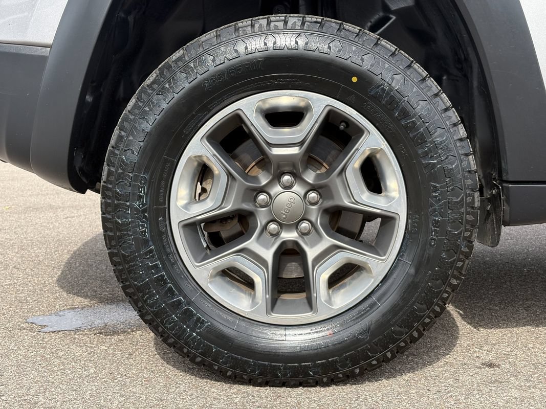 Used 2019 Jeep Cherokee Trailhawk AWD/4WD image 11