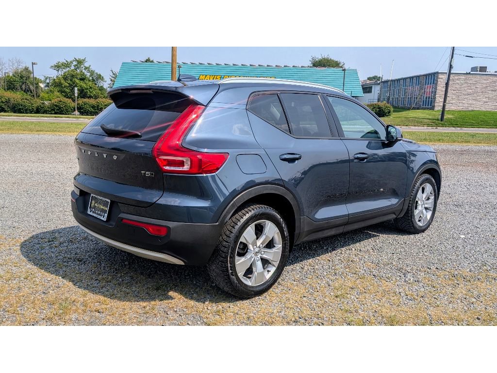Used 2022 Volvo XC40 T5 Momentum image 7
