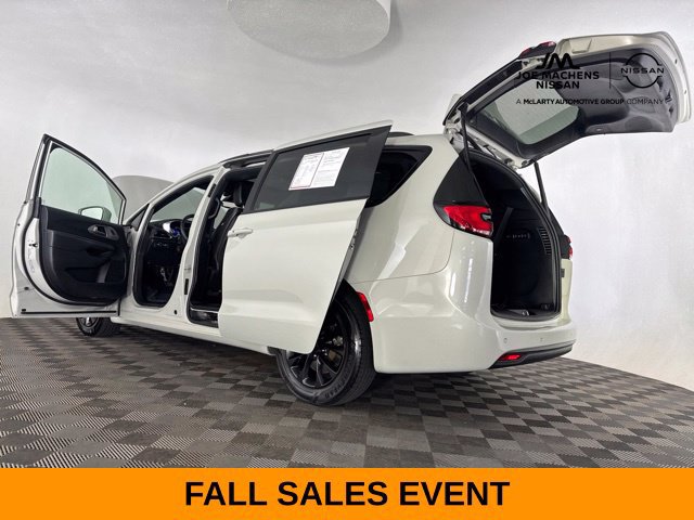 Used 2021 Chrysler Pacifica Limited w/ Uconnect Theater Family Group AWD/4WD image 31