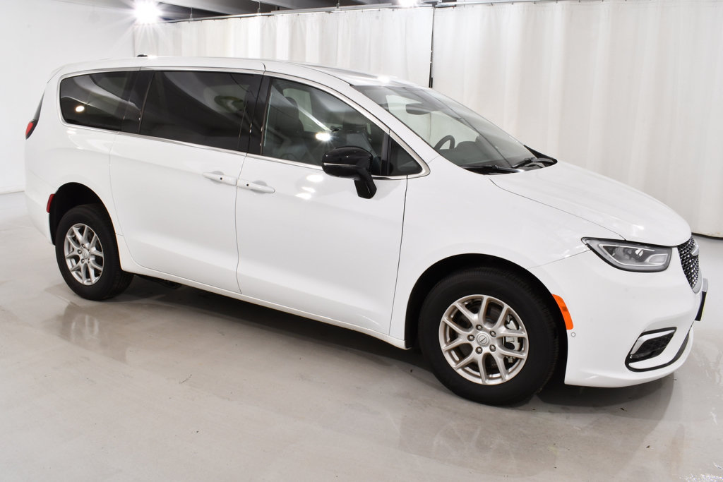 Used 2026 Chrysler Pacifica Select FWD image 6