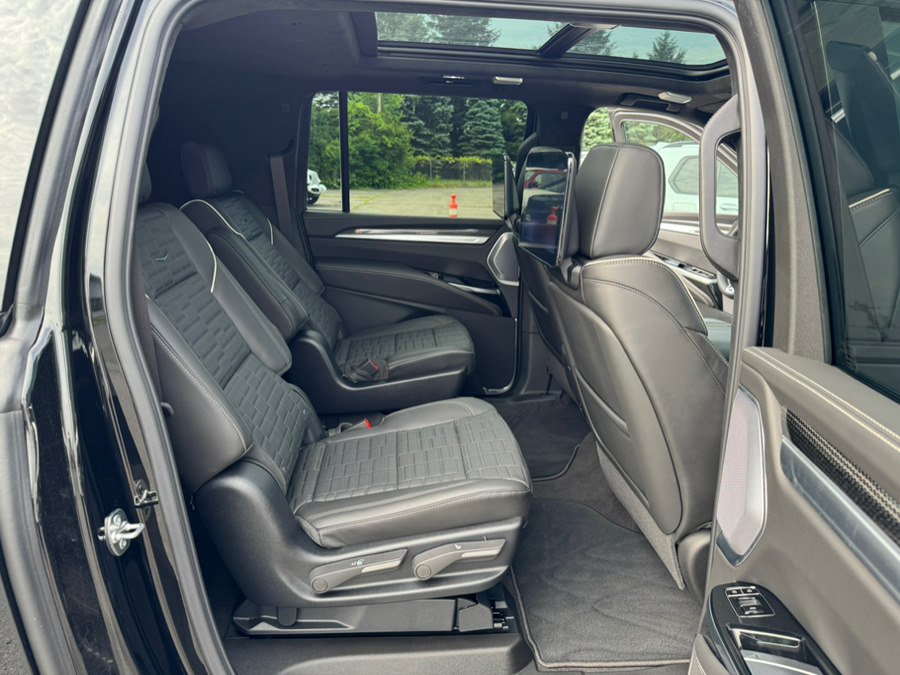 Used 2026 Cadillac Escalade ESV V AWD/4WD image 23