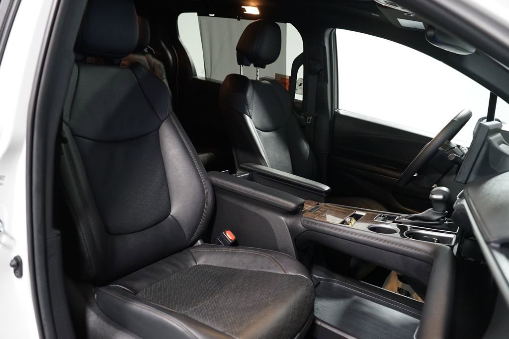 Used 2025 Toyota Sienna Limited image 29