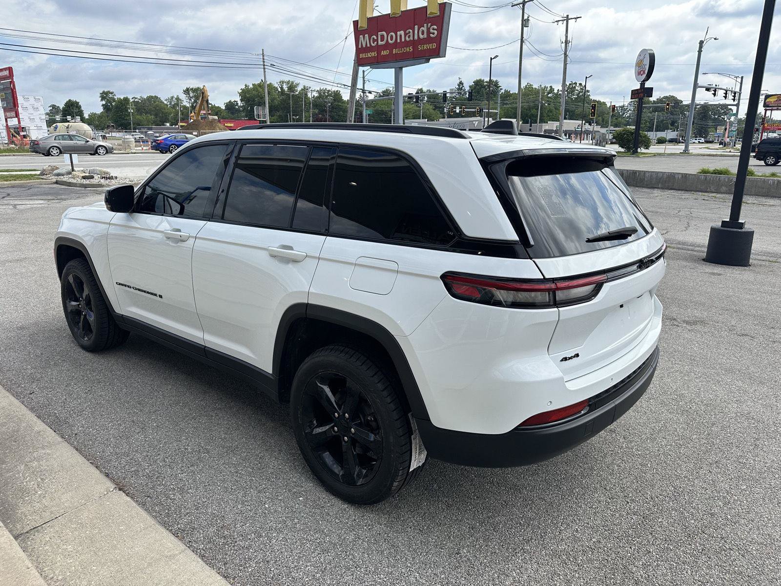 Used 2024 Jeep Grand Cherokee Altitude AWD/4WD image 8