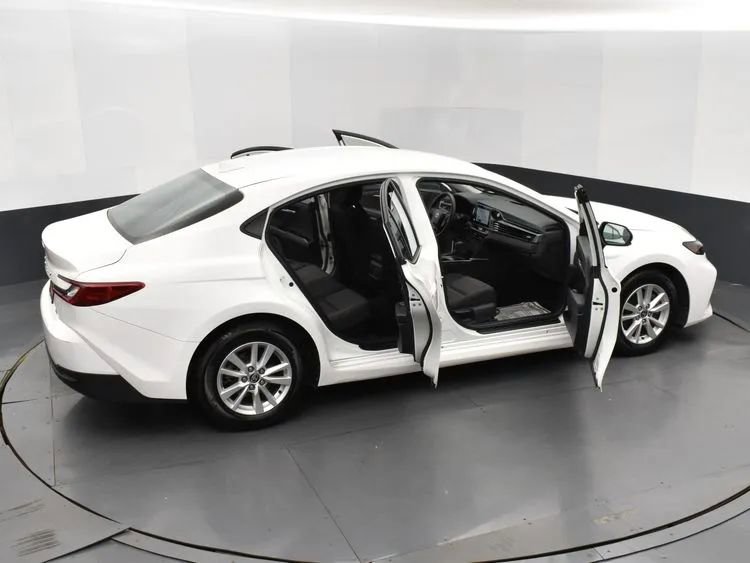 Used 2025 Toyota Camry LE image 6