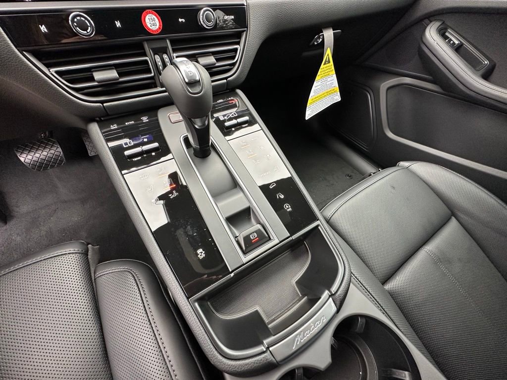 Certified 2026 Porsche Macan AWD/4WD image 26