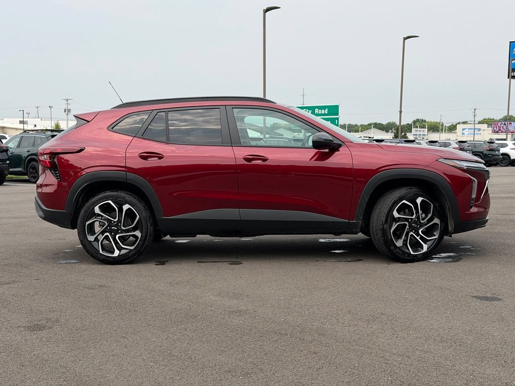 Used 2025 Chevrolet Trax RS FWD image 6