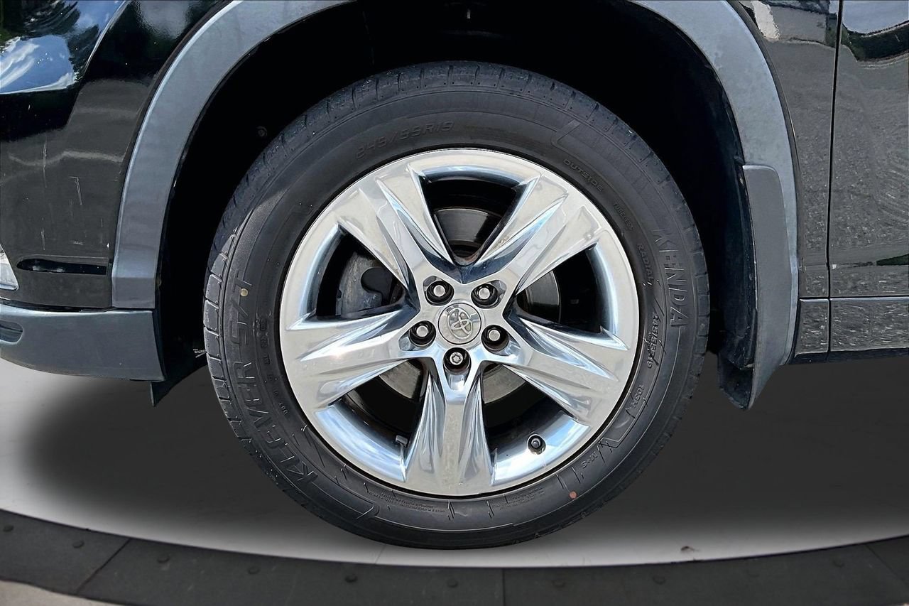 Used 2015 Toyota Highlander Limited w/ Driver Technology Package AWD/4WD image 35