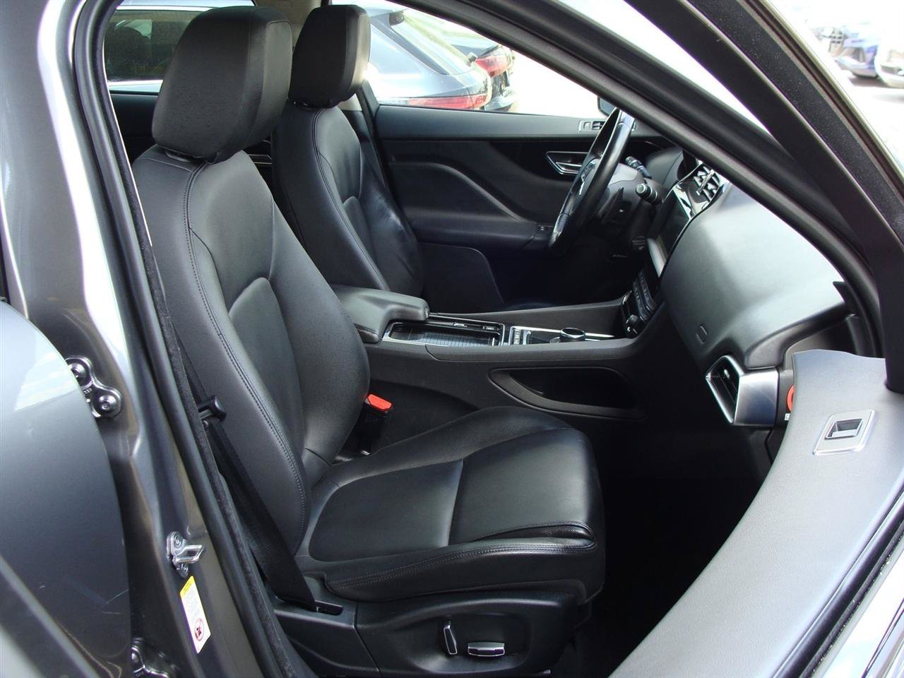 Used 2019 Jaguar F-PACE Premium AWD/4WD image 10