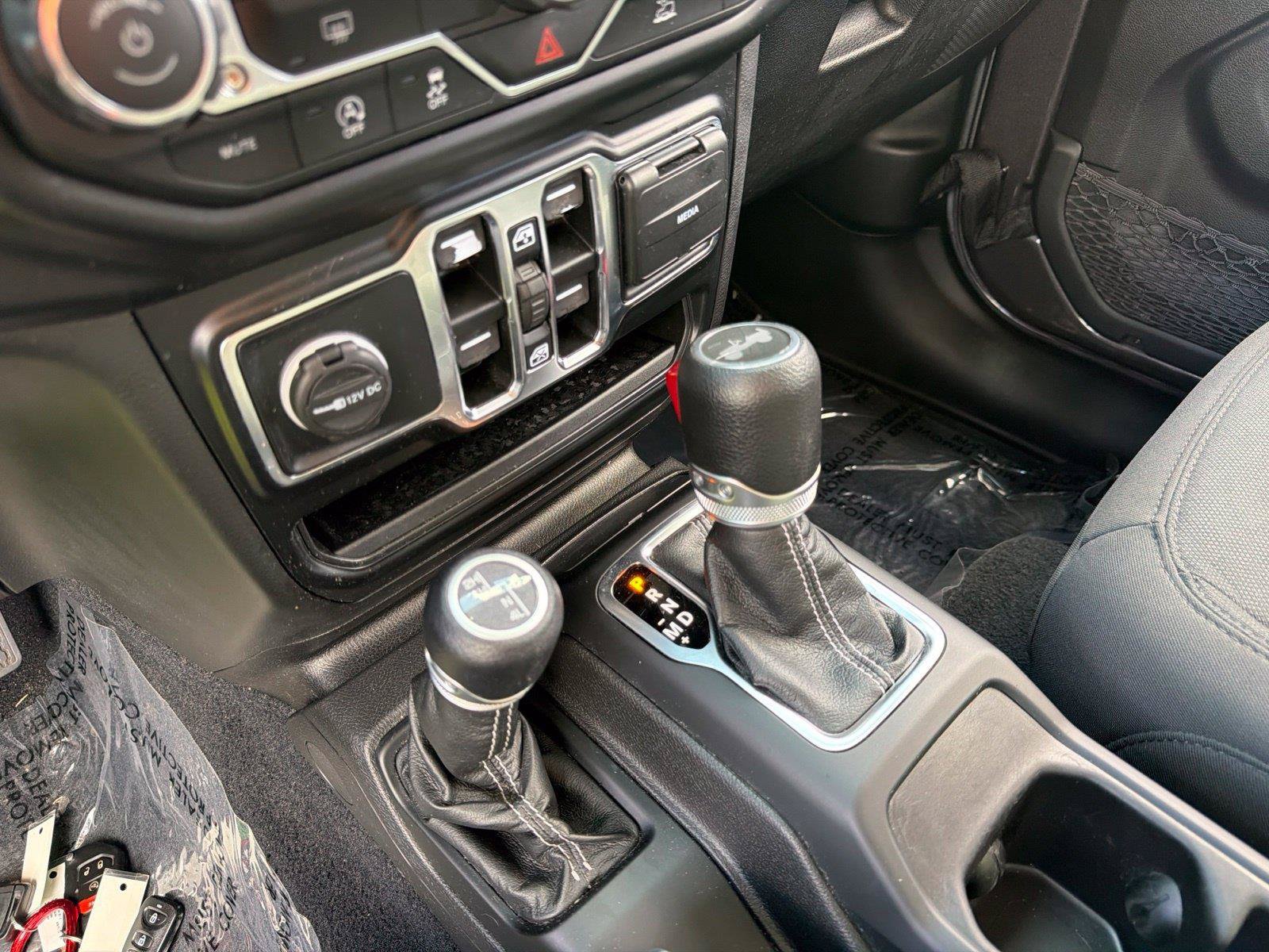 Used 2022 Jeep Wrangler Unlimited Sahara AWD/4WD image 31