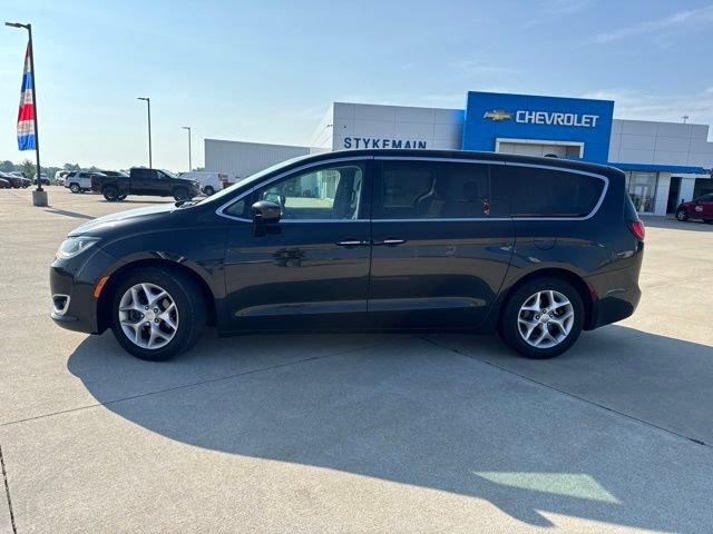 Used 2018 Chrysler Pacifica Touring Plus w/ Tire & Wheel Group FWD image 4
