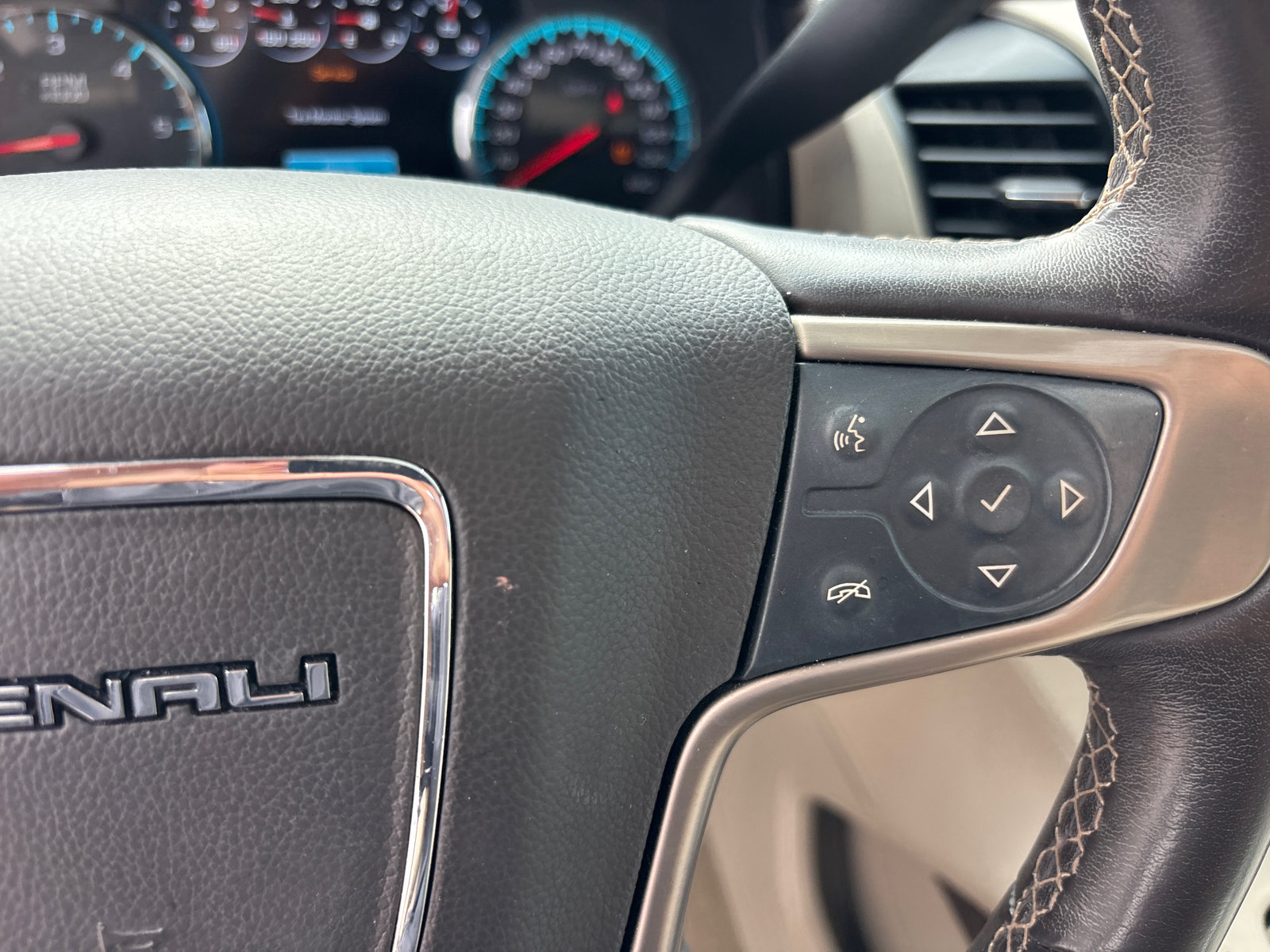 Used 2019 GMC Yukon Denali w/ Denali Ultimate Package AWD/4WD image 17