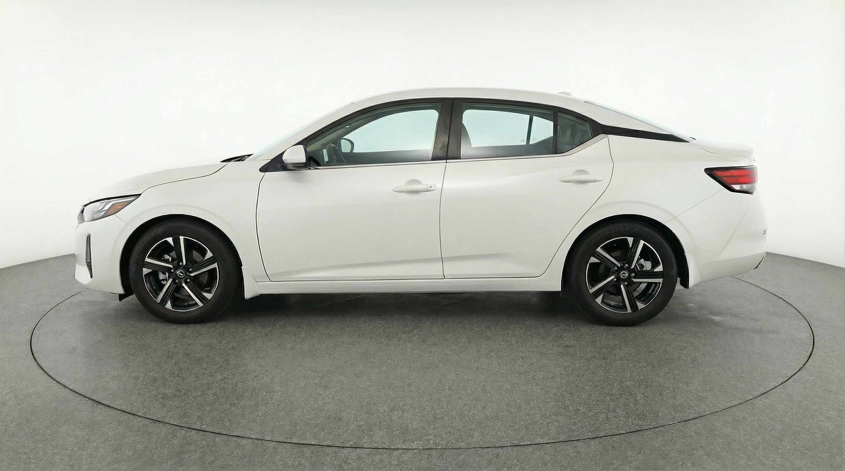 Used 2025 Nissan Sentra SV FWD image 5