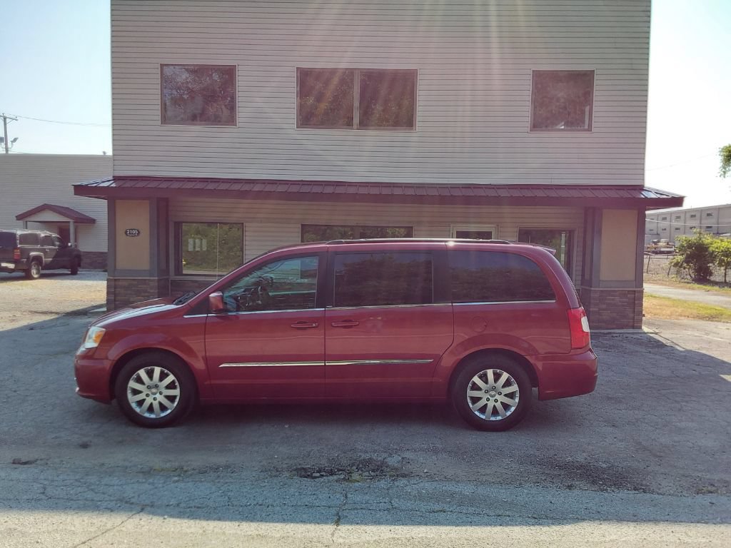 Used 2014 Chrysler Town & Country Touring FWD image 4