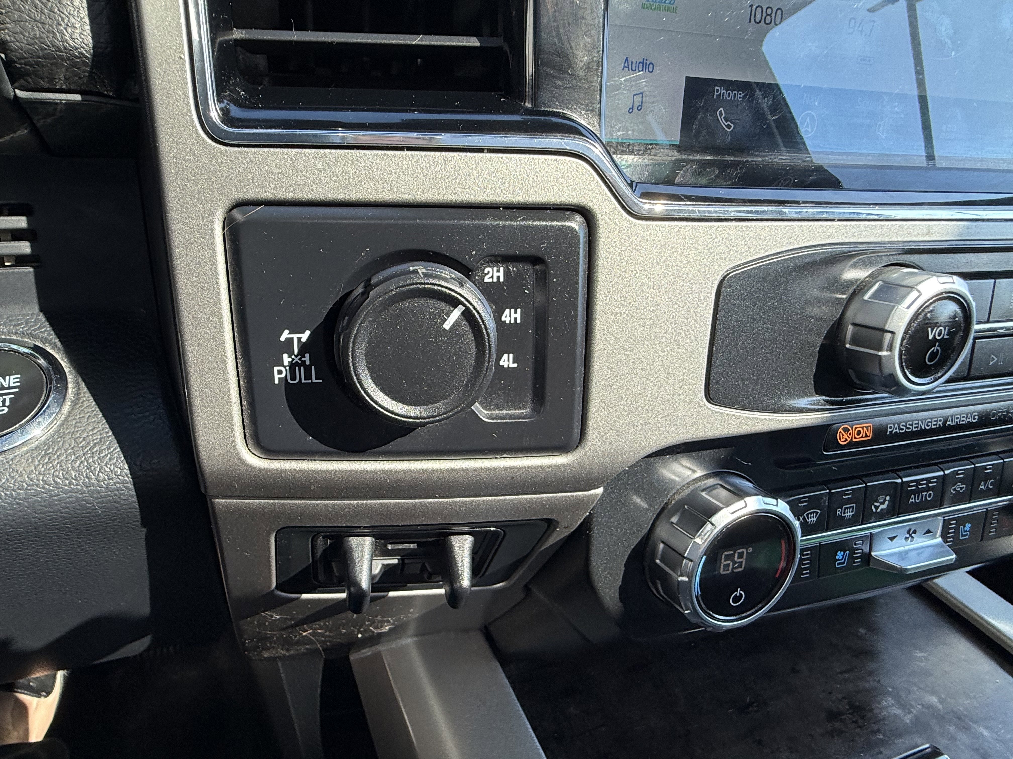 Used 2022 Ford F250 Lariat w/ Black Appearance Package image 23