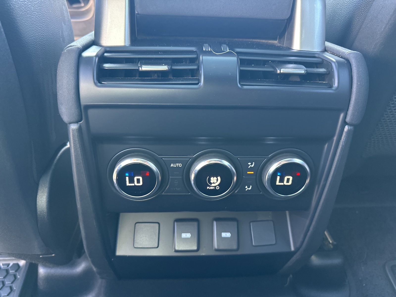 Used 2023 Land Rover Defender 130 X-Dynamic SE image 14