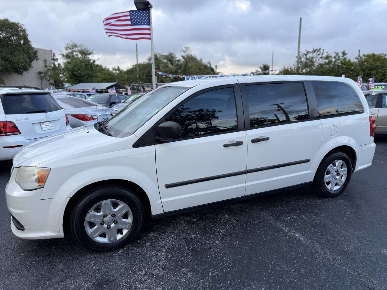 Used 2013 Dodge Grand Caravan American Value Package FWD image 3