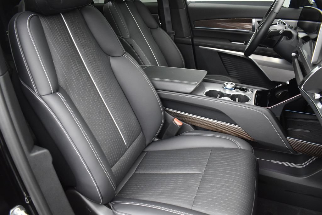 Certified 2026 Cadillac Vistiq Luxury w/ LPO, Floor Liner Package AWD/4WD image 34