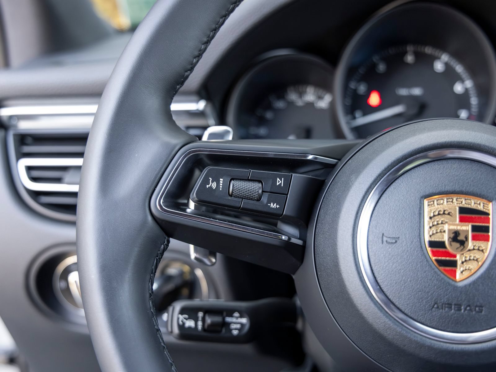 Certified 2026 Porsche Macan AWD/4WD image 36