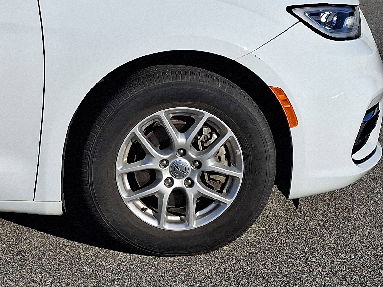 Used 2024 Chrysler Pacifica Touring-L image 8