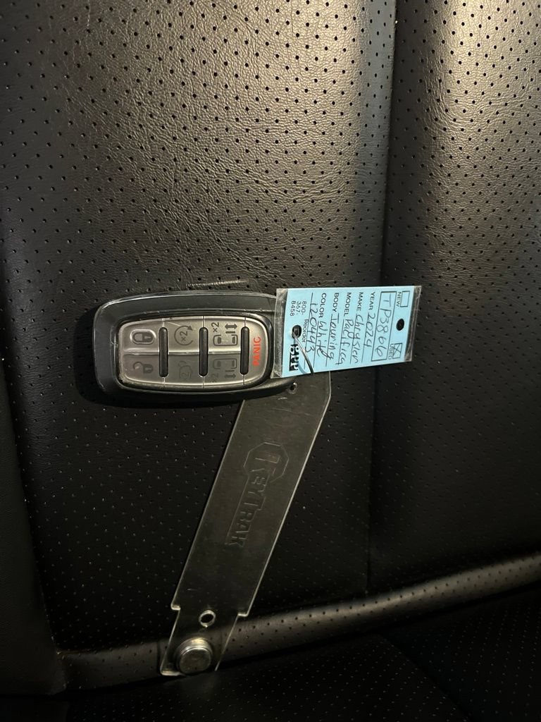 Used 2024 Chrysler Pacifica Touring-L FWD image 77