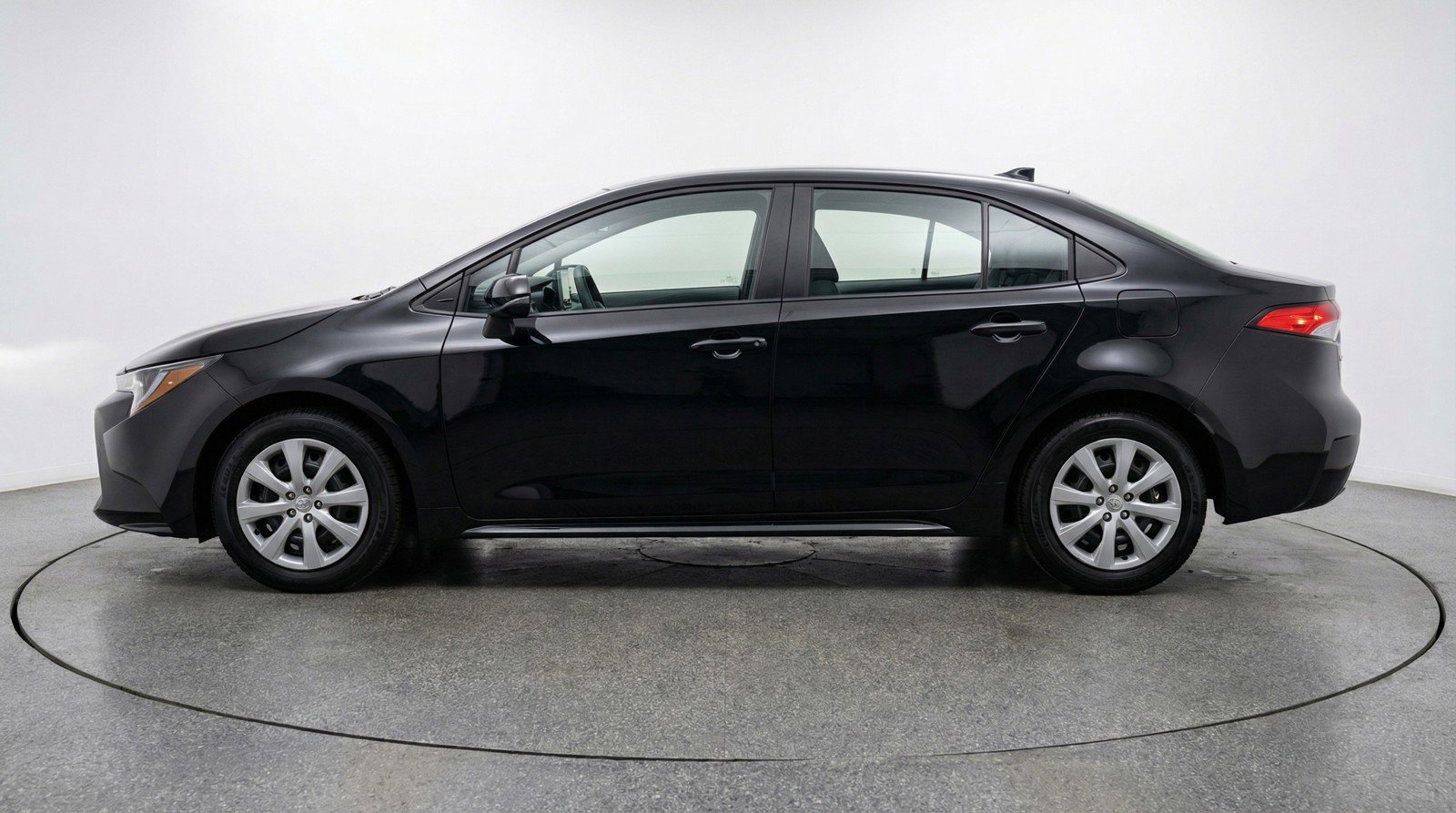 Used 2025 Toyota Corolla LE FWD image 5