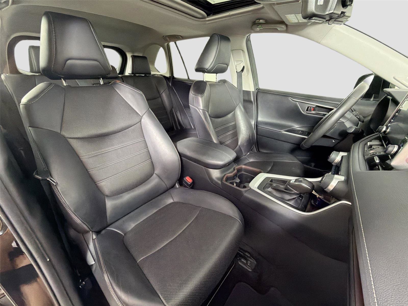 Used 2019 Toyota RAV4 Limited w/ Cold Weather Package FWD image 28