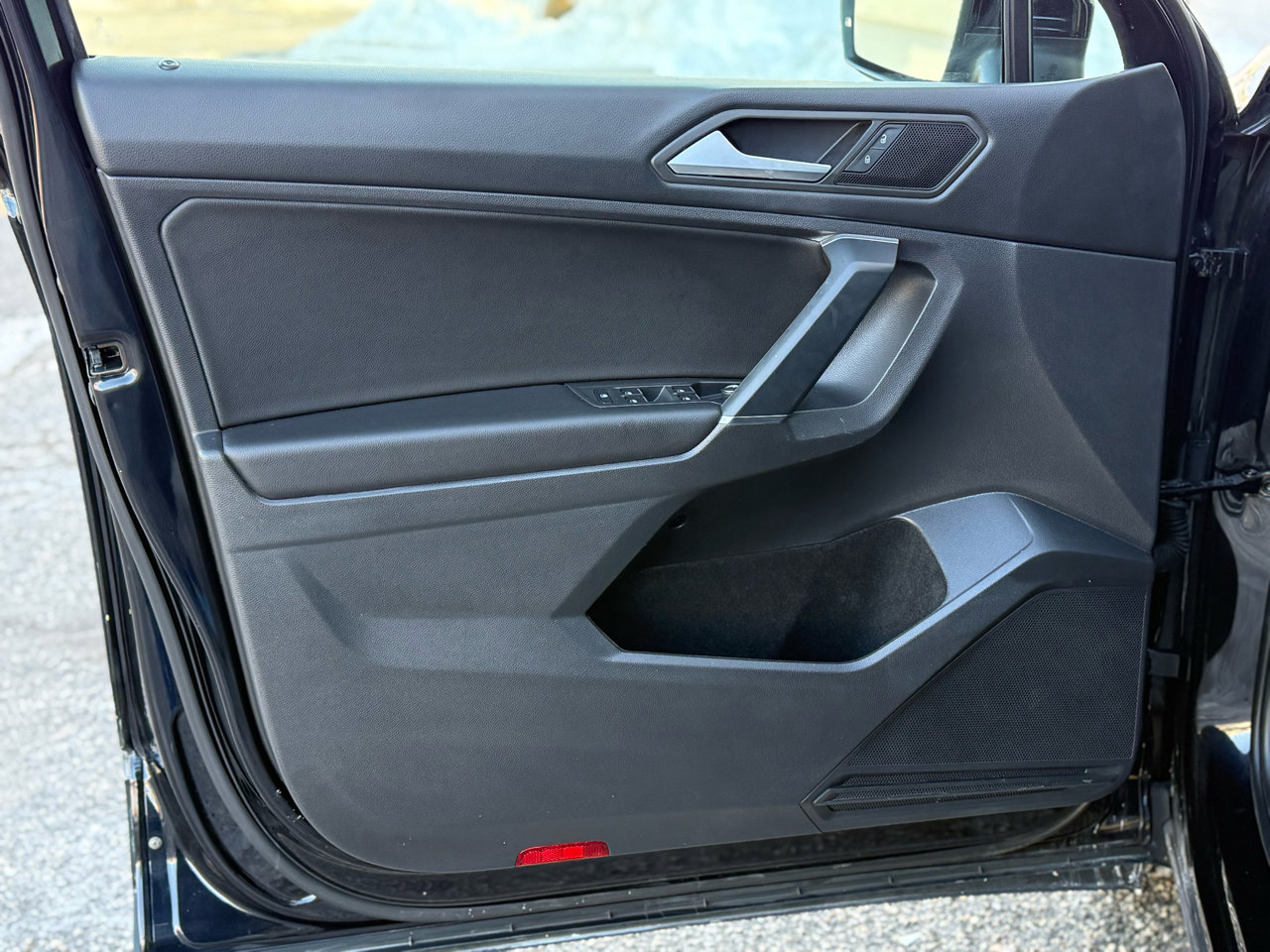 Used 2020 Volkswagen Tiguan SE w/ Panoramic Sunroof Package image 36