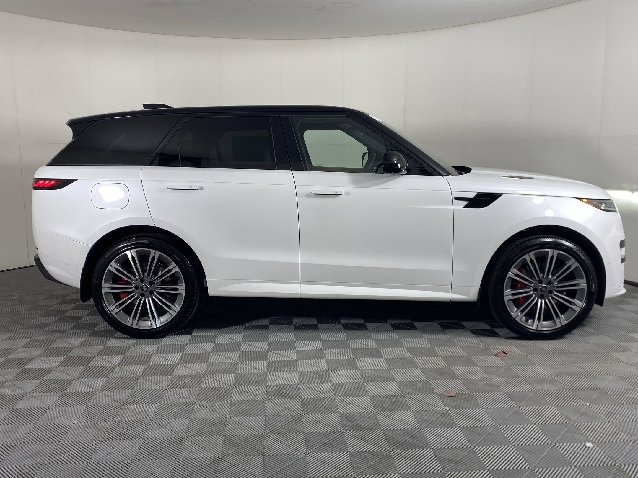 New 2025 Land Rover Range Rover Sport Dynamic SE image 6