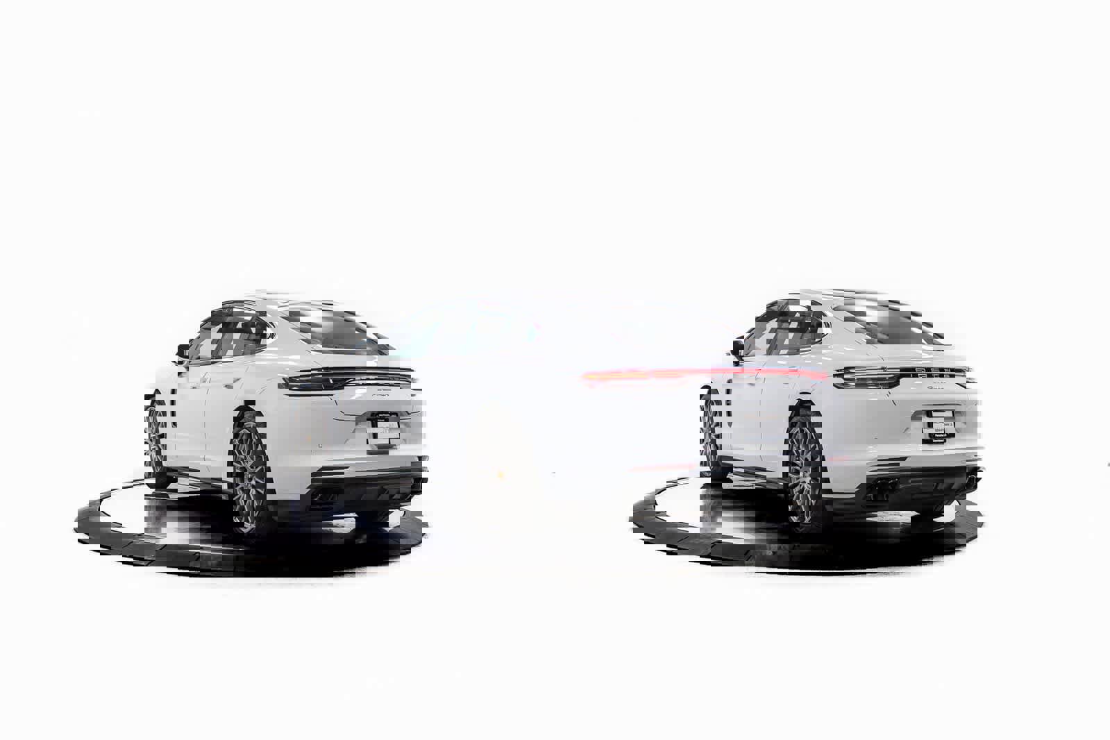 Used 2023 Porsche Panamera Platinum Edition image 3