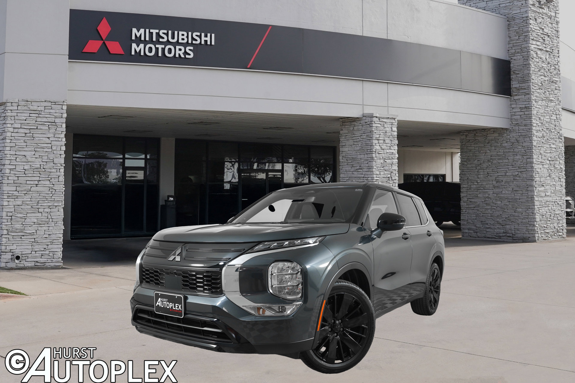 New 2026 Mitsubishi Outlander LE FWD image 1