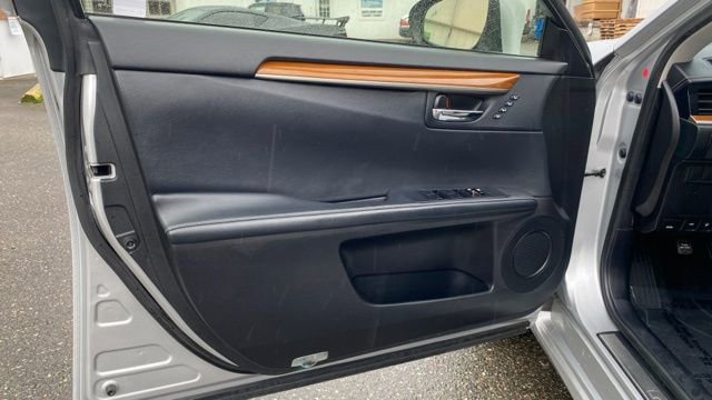 Used 2015 Lexus ES 300h image 12