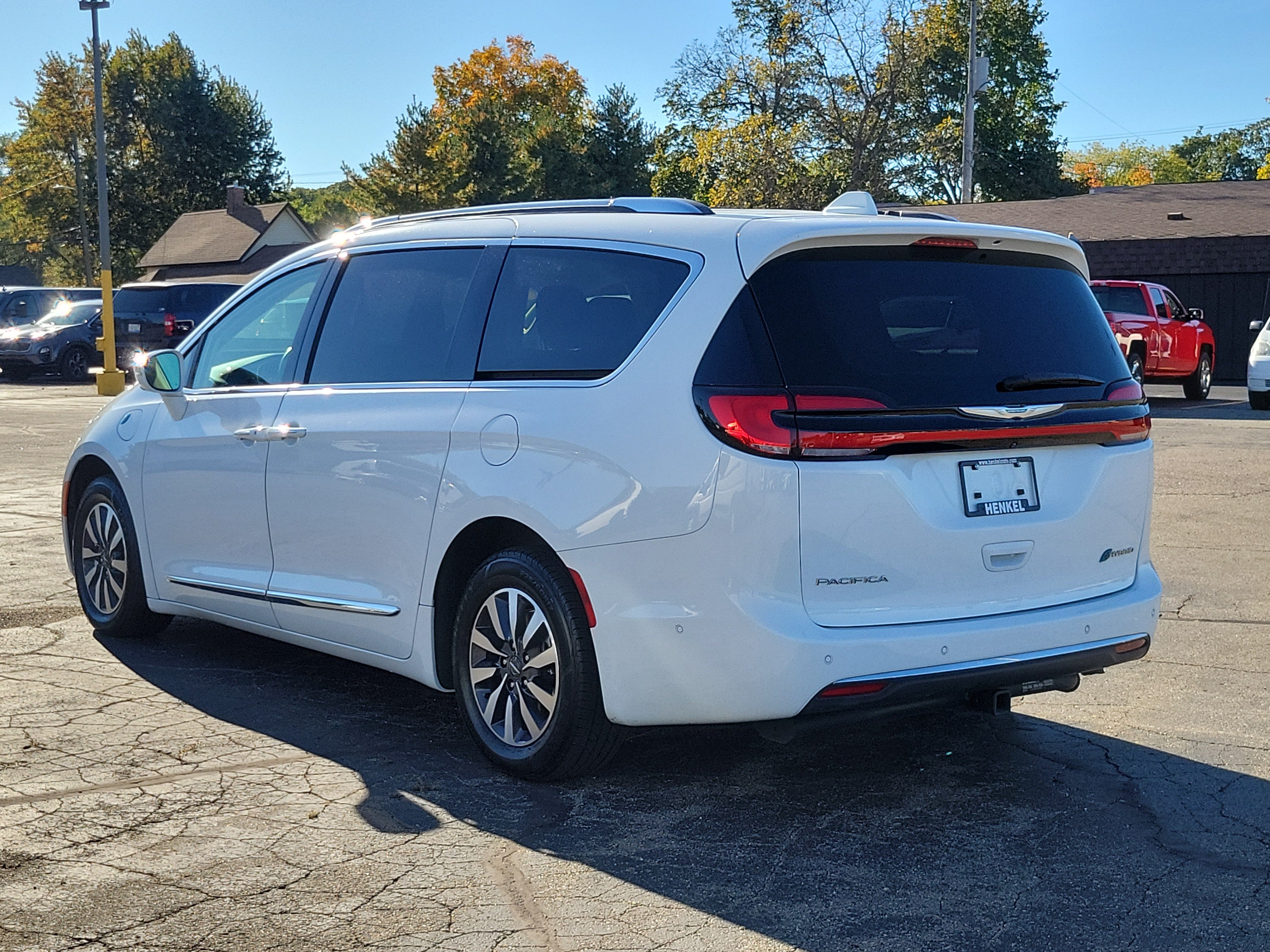 Used 2021 Chrysler Pacifica Limited w/ Uconnect Theater Family Group FWD image 3