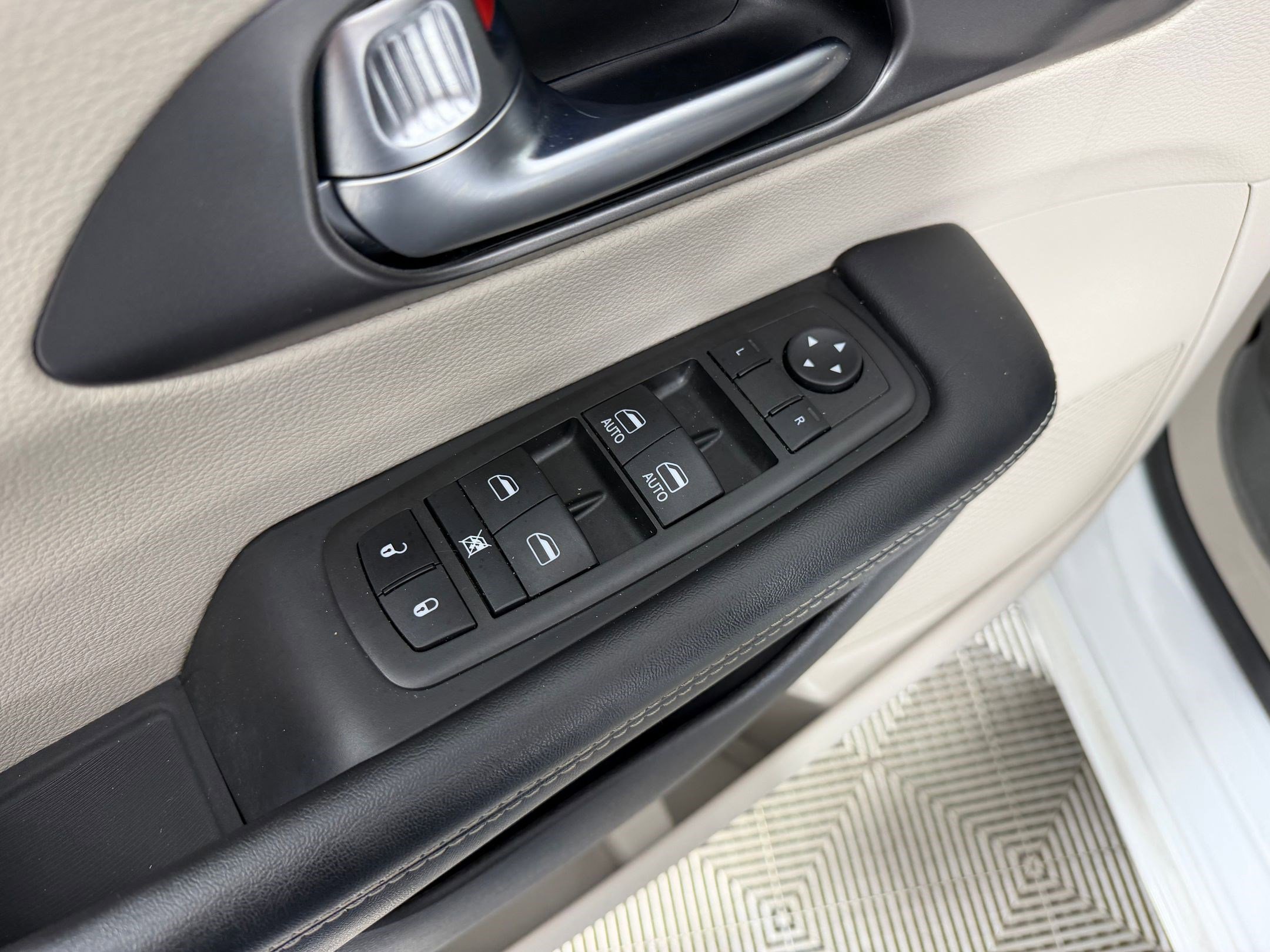 Used 2022 Chrysler Pacifica Touring-L image 12