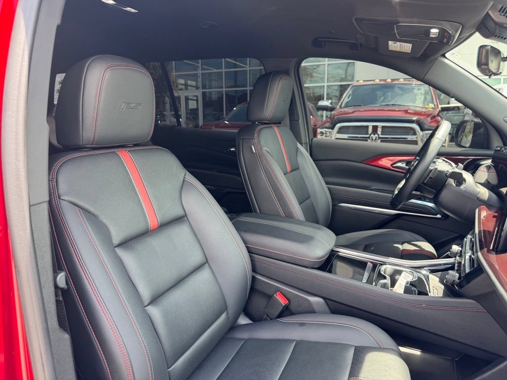 Used 2025 Chevrolet Traverse RS AWD/4WD image 16